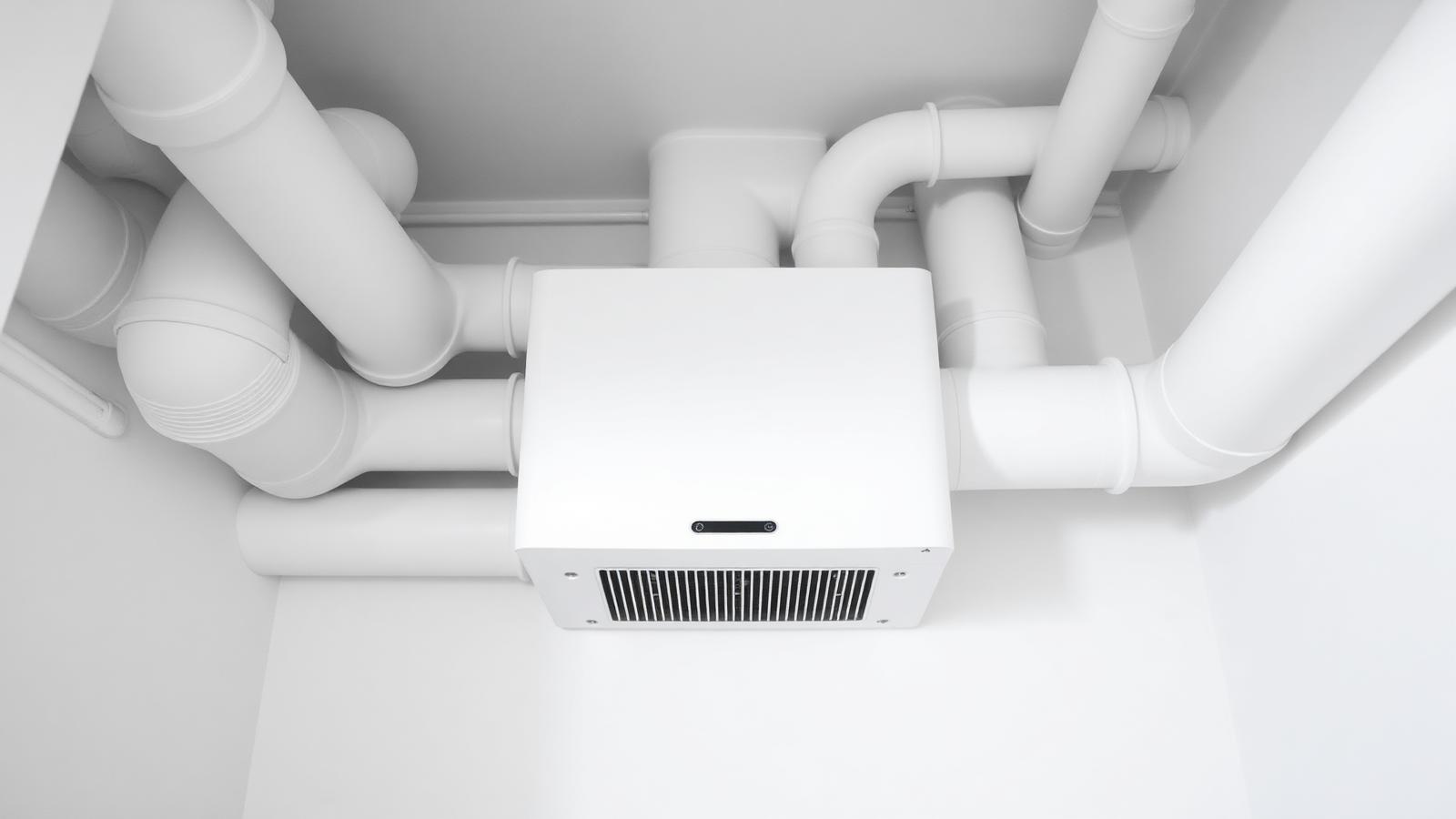 FTX-ventilationsaggregat med vita ventilationsrör